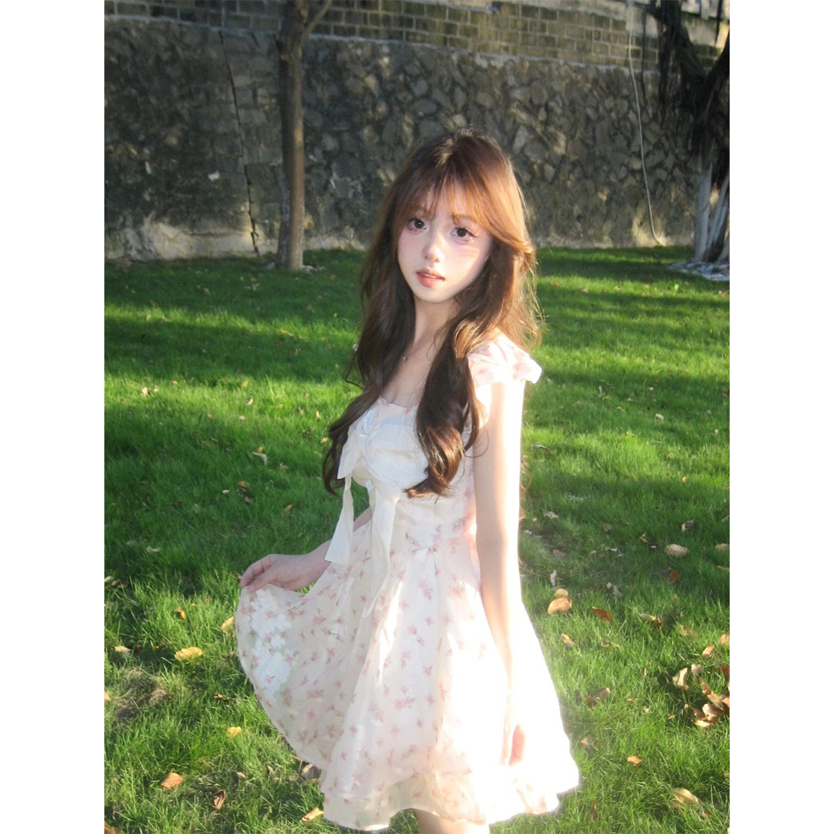 The Dress Is Girly Sweet Pure And CuteWith A Bow White And Thin Square Neck And Floral Skirt - Jam Garden