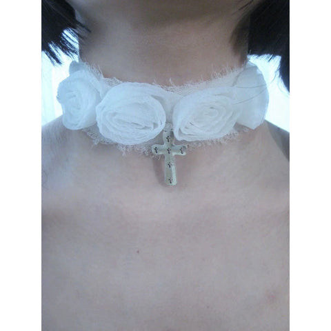 Seersucker three-dimensional rose metal hollow cross choker