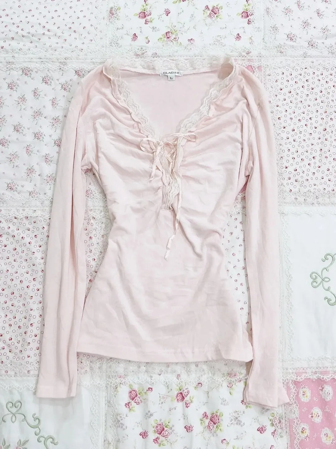 Low-neck long-sleeved lace top