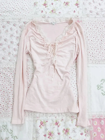 Low-neck long-sleeved lace top